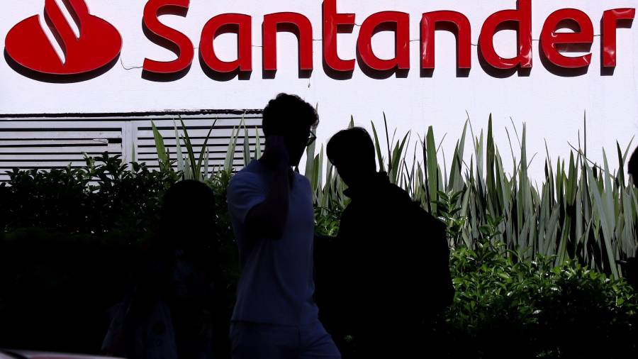 El director general de Santander México advirtió que es crucial que se concreten los proyectos de infraestructura para garantizar una economía estable.