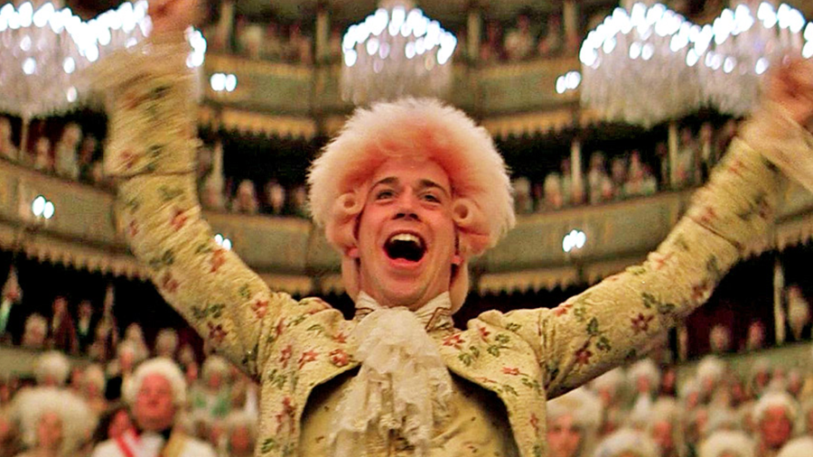 Apuesta. Miloš Forman retoma en Amadeus su interés por los individuos que desafían estructuras, pasando de tiempos históricos que abarcaban la contracultura de los años sesenta.