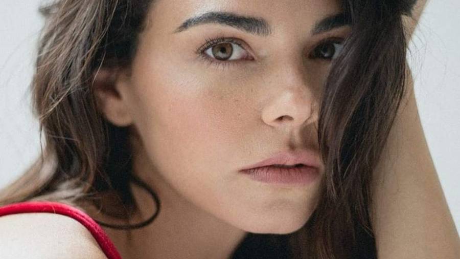 'Livia Brito le robó un celular a una niña', señala político a quien ligan sentimentalmente con la actriz