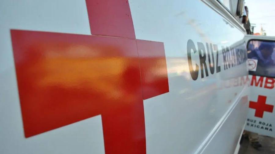 Paramédicos de la Cruz Roja brindaron atención prehospitalaria al joven que quedó inconsciente tras recibir un fuerte impacto en la cabeza durante una jugada.
