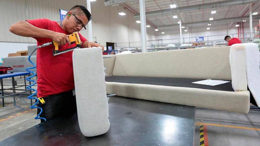 La compañía cuenta co alrededor de 800 trabajadores, la cual produce muebles que se exportan principalmente a Estados Unidos.