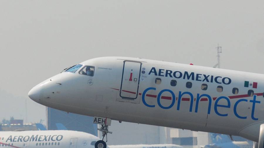 Un avión de Aeromexico se dispone a despegar del AICM.