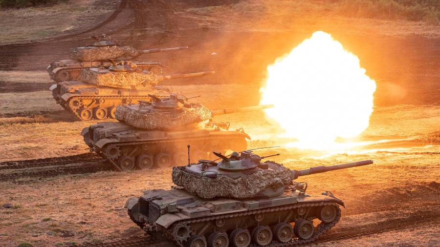 En la imagen tanques M60A3 Patton participan en los ejercicios militares anuales Han Kuang en el condado de Penghu, Taiwán, el miércoles 24 de julio de 2024.
