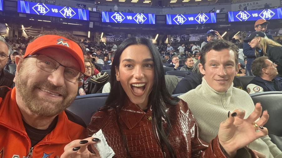 Laurence Leavy, conocido como Marlins Man, compartió una selfie con Dua Lipa y Callum Turner durante el partido entre Yankees y Rays, sin saber inicialmente que estaba junto a dos celebridades internacionales.