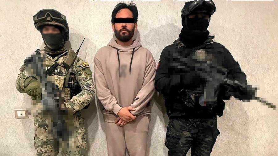 Elementos federales trasladan a El Limones tras su captura en Durango.