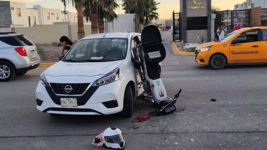 De cabeza terminó incrustada la moto en el auto que le quitó el derecho de paso al motociclista. Tránsito y Vialidad deberá determinar la responsabilidad de los involucrados.