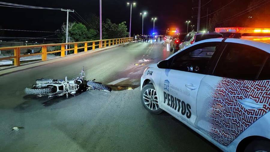 El motociclista murió tras impactarse contra una luminaria en la parte alta del puente Rodríguez Triana, en Torreón, Coahuila.