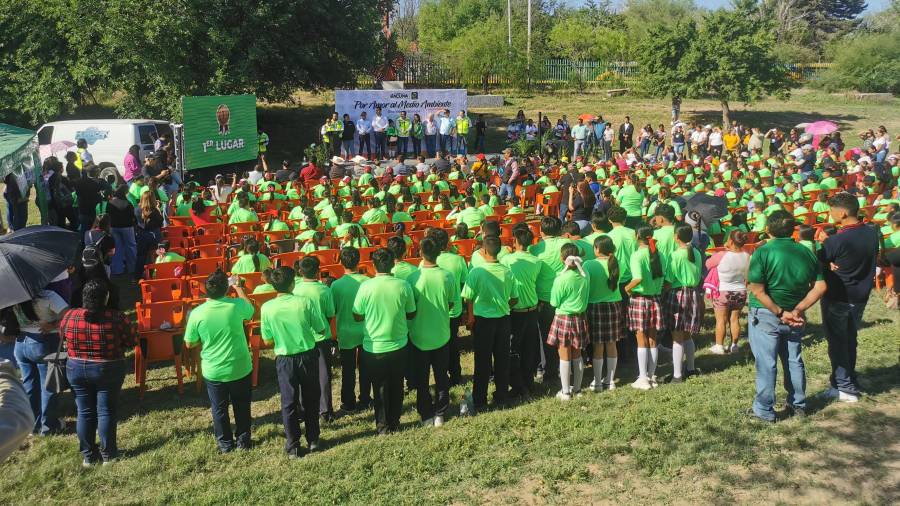 Estudiantes de distintas escuelas de Acuña participaron en la toma de protesta del programa ambiental “Escuela Verde 2026”.