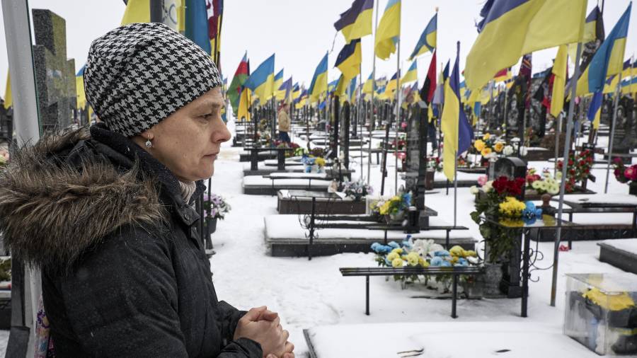 Una mujer asiste a una ceremonia en memoria de los militares ucranianos caídos en el Cementerio Militar de Járkov, Ucrania.