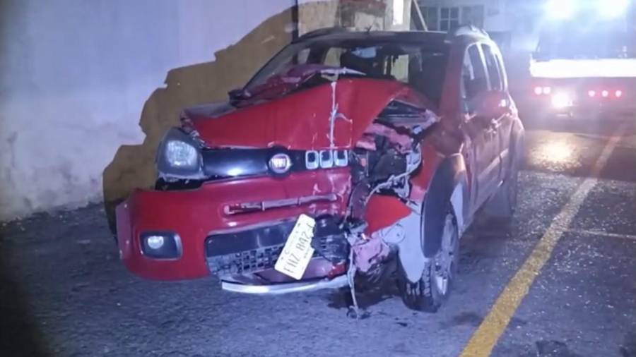 El Fiat Uno terminó con severos daños en la parte frontal tras impactarse contra un poste de concreto en la Zona Centro.