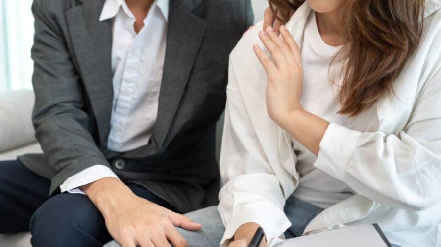 Entre los señalamientos contra el funcionario se incluyen presunto hostigamiento sexual, acoso laboral, invitaciones al consumo de drogas y a experiencias psicodélicas.