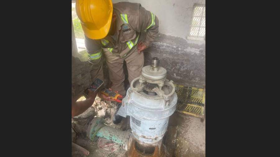 Trabajos complejos realizó personal de Simas para poner en funcionamiento el motor del tanque de almacenamiento de la colonia Vicente Guerrero.