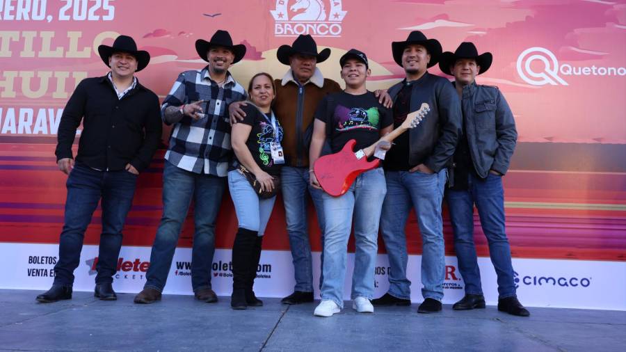 Los fanáticos convencieron a la agrupación de tomarse la foto y filmar autógrafos a la vez.