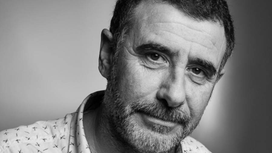 El escritor aprovecha su experiencia en el periodismo para mostrar un retrato de la voracidad de las transnacionales.