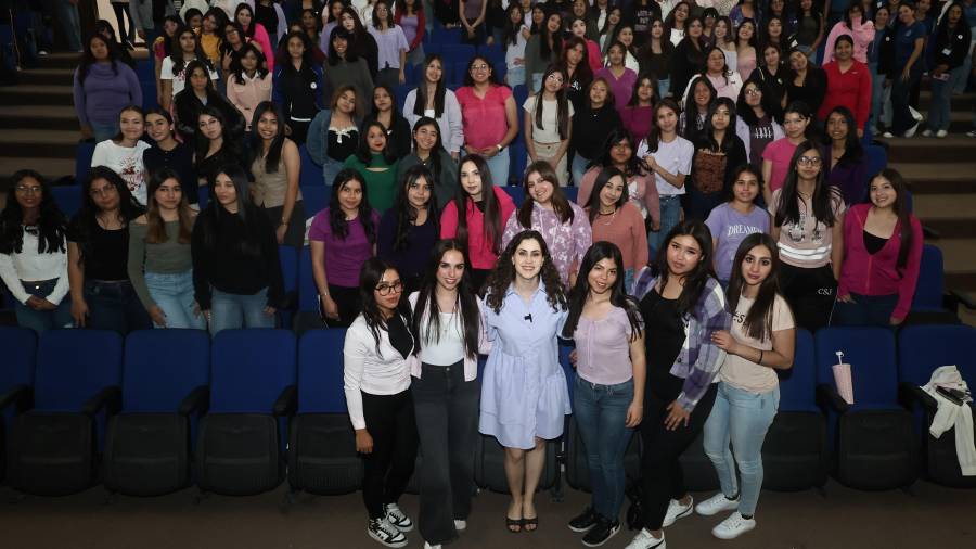 La diputada local Marimar Treviño convivió con alumnas de bachillerato del Colegio San José tras compartir su experiencia sobre liderazgo, preparación académica y participación de las mujeres en la vida pública. FOTO: HÉCTOR GARCÍA