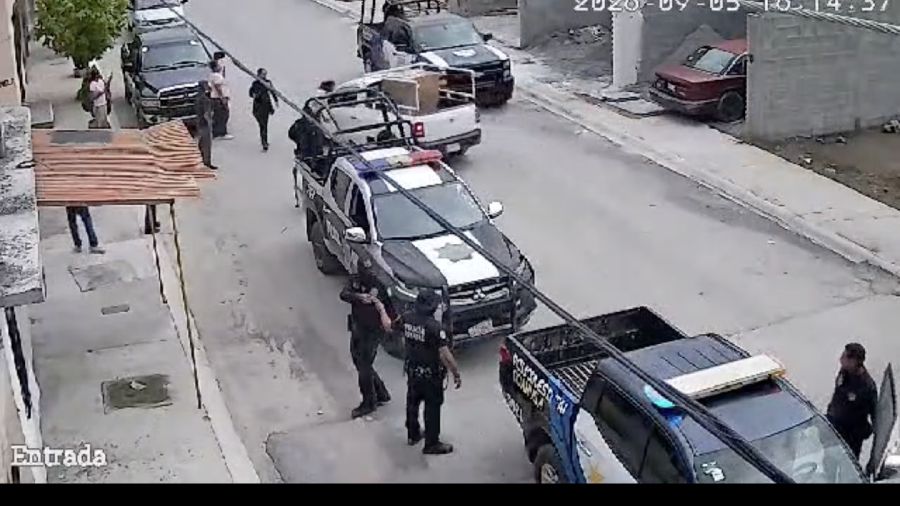 Elementos policiacos acudieron al sector donde posteriormente fue detenido el hombre señalado por la vecina por presuntas amenazas y agresiones.