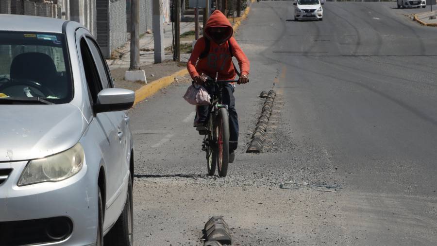 Automovilistas utilizan la ciclovía de Fundadores como carril de rebase o estacionamiento, pese a las normas de tránsito.