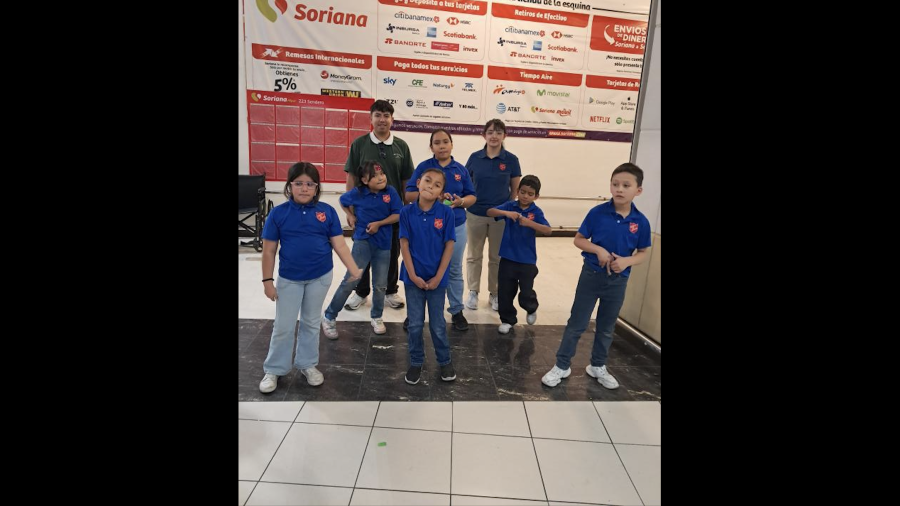Durante diciembre, niñas y niños de la Casa Hogar del Ejército de Salvación participan en colectas con villancicos en plazas comerciales de Saltillo para recaudar fondos y regalos.