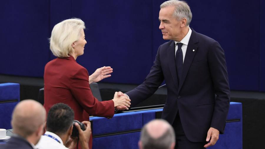 El primer ministro de Canadá, Mark Carney y la presidenta de la Comisión Europea, Ursula von der Leyen tras su discurso ante los miembros del Parlamento en el Parlamento Europeo en Estrasburgo, Francia.