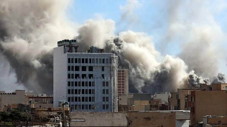 El ataque se produjo justo cuando la fuerza aérea israelí desplegó alrededor de 100 aviones de combate para lanzar más de 250 bombas sobre un “complejo de liderazgo” en Teherán, ubicado al norte de Qom.