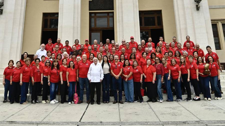Integrantes de la generación 109 del Ateneo Fuente celebraron el 50 aniversario de su egreso con un emotivo reencuentro en las instalaciones del plantel.