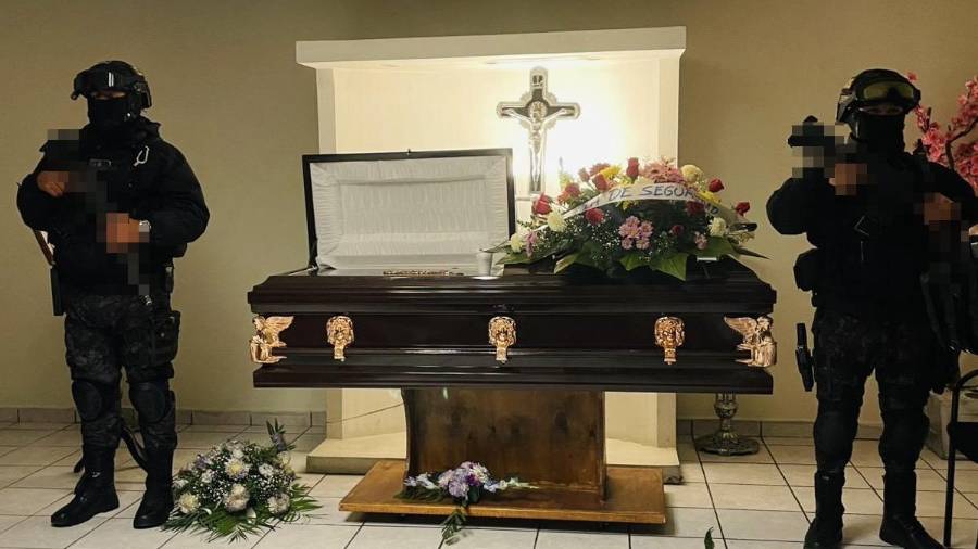 Personal policial acudió a la colonia Villa Universidad para brindar apoyo a una familia durante un velorio.