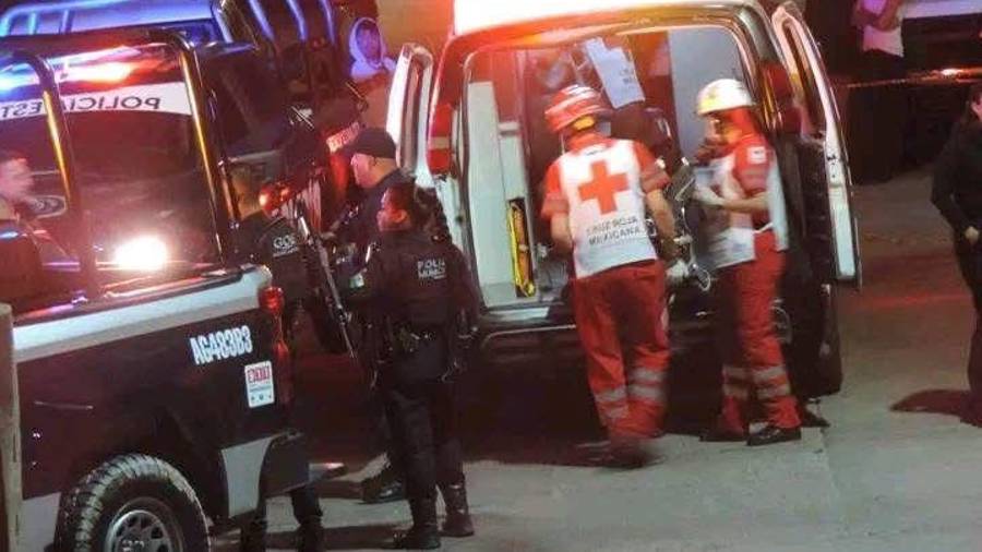 El incidente generó la movilización de paramédicos, elementos de Seguridad Pública y autoridades municipales, quienes ordenaron el desalojo preventivo del inmueble mientras se realizaban las revisiones correspondientes.