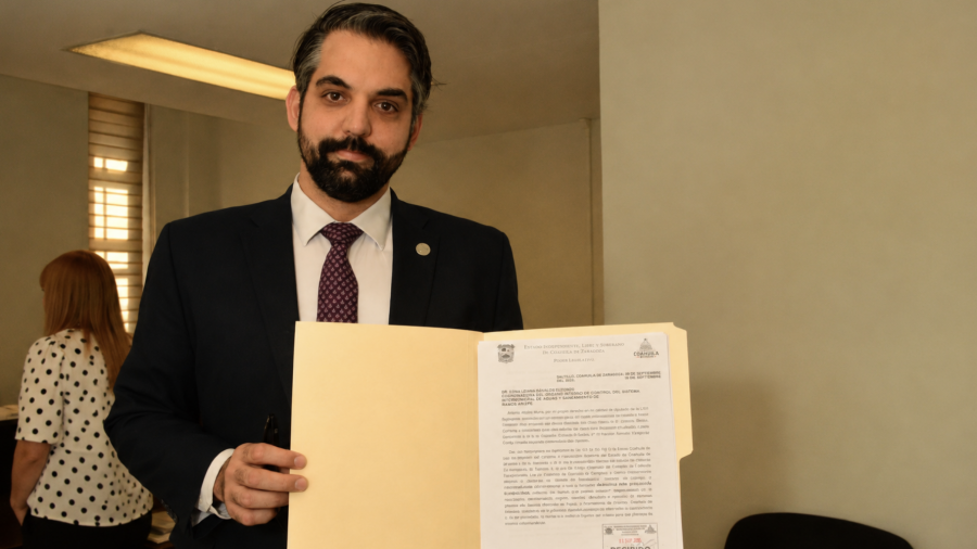 Antonio Attolini entregó ante la Comisión de Auditoría Gubernamental y Cuenta Pública el documento con el que busca activar el procedimiento de revisión al organismo operador de agua.
