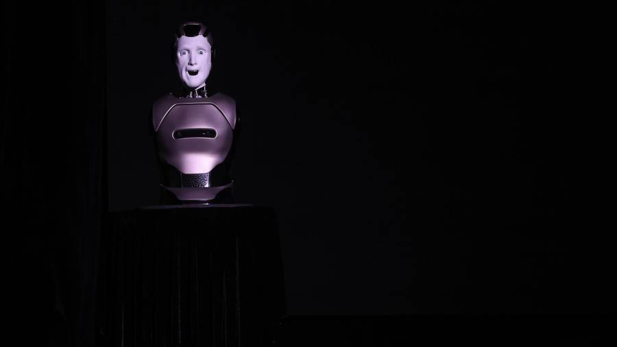 El primer robot antropomórfico ruso, ‘AIDOL’, reacciona durante la presentación de la primera plataforma robótica antropomórfica rusa con IA (Inteligencia Artificial Integrada) de la empresa rusa AIDOL, en Moscú.