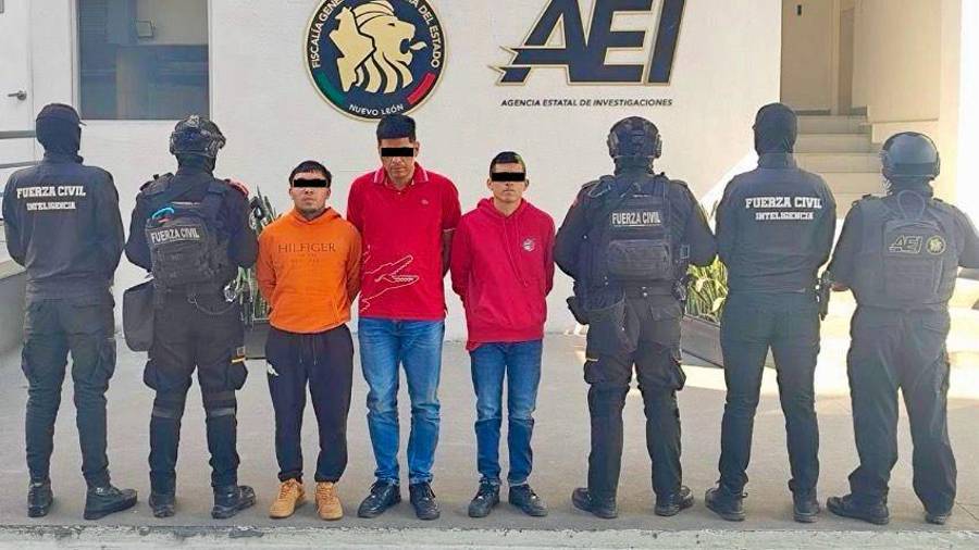 Fuerza Civil y la AEI arrestaron a tres hombres en Guadalupe tras un reporte ciudadano; les aseguraron más de 300 dosis de presunta marihuana, cristal y cocaína.