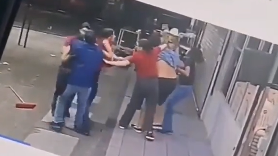 En un video publicado en redes sociales señalan presunta agresión contra un supuesto trabajador menor de edad; esposa del dueño responde con video.