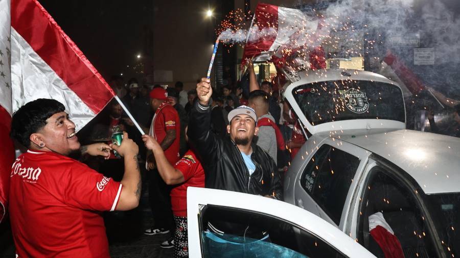 Aficionados del Toluca se concentraron en el Centro Histórico de Saltillo para celebrar el bicampeonato de la Liga MX.