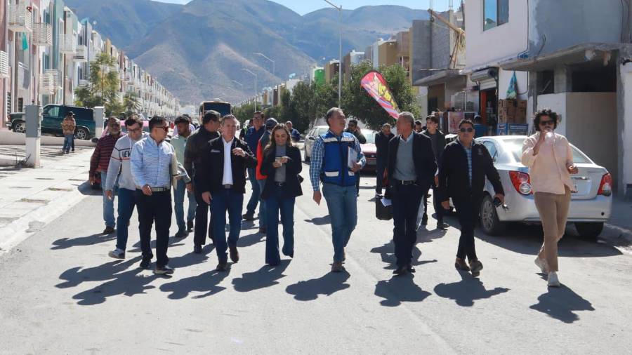 Autoridades municipales y vecinos realizaron un recorrido técnico a pie por colonias del oriente de Saltillo para identificar problemáticas y definir soluciones conjuntas.