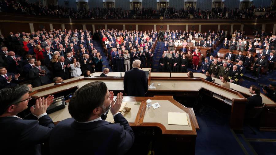 Miembros del Congreso ofrecen una ovación en pie durante el discurso sobre el Estado de la Unión del presidente Donald Trump, en un pleno del Congreso en la Cámara de Representantes en el Capitolio.