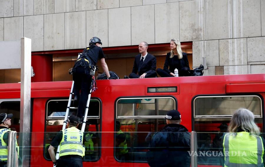 Activistas contra el cambio climático se “pegan” con pegamento al techo de a un tren en Londres