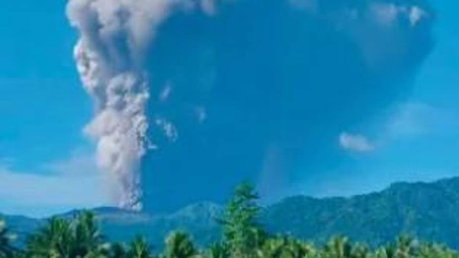 Los cuerpos aún no habían sido recuperados debido a que las continuas erupciones y las peligrosas condiciones impedían que los equipos de rescate llegaran al lugar.
