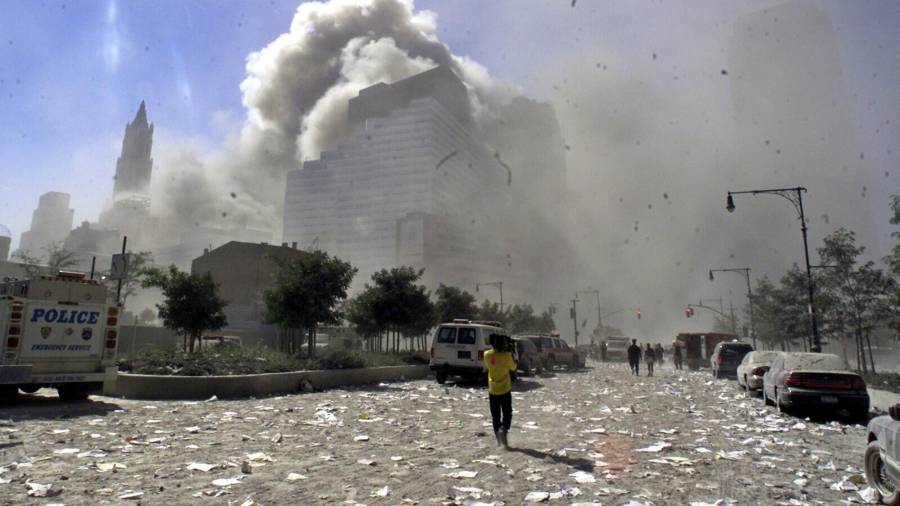 Una calle en el bajo Manhattan de Nueva York está cubierta de escombros tras el derrumbe de las Torres Gemelas del World Trade Center después de los ataques terroristas del 11 de septiembre de 2001.