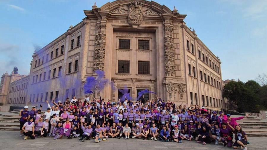 Mujeres de distintas edades recorrieron ocho kilómetros caminando, trotando o corriendo durante la actividad organizada por el club de corredores Gato Araiza.