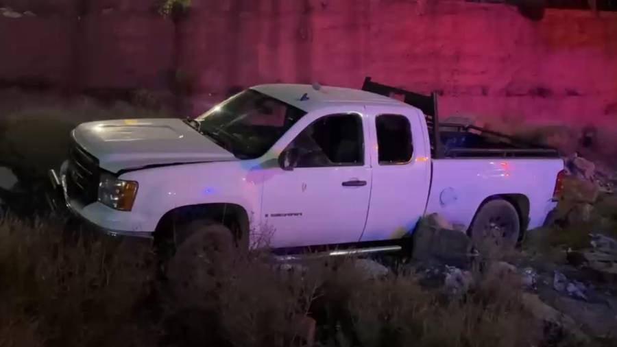 Tras perder el control de la camioneta y quedar inmovilizado sobre una zona de terracería, el conductor fue alcanzado por sus perseguidores, quienes presuntamente comenzaron a lanzar piedras y otros objetos contra la unidad.
