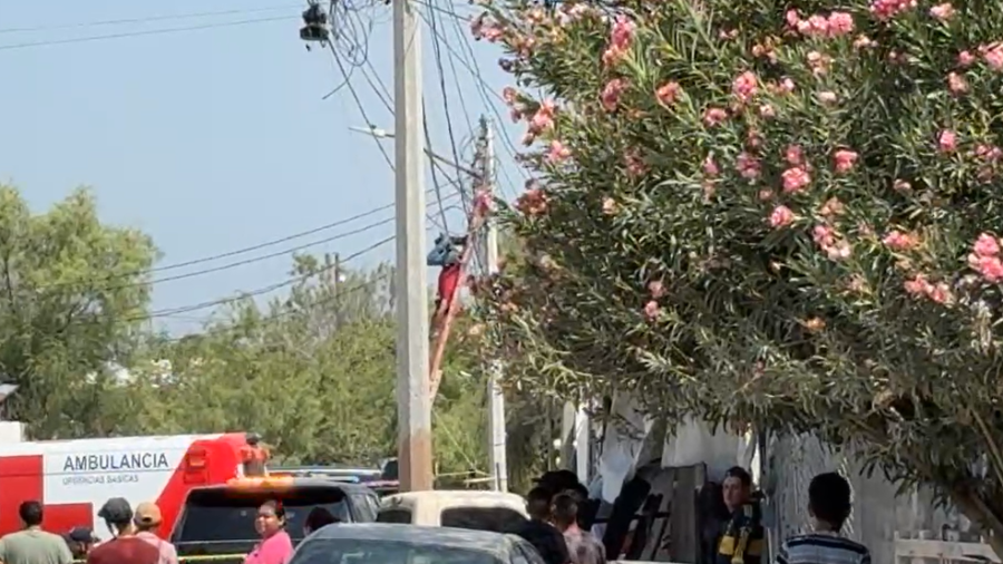 El trabajador fue localizado suspendido de un poste, sujeto por el arnés de seguridad que utilizaba.