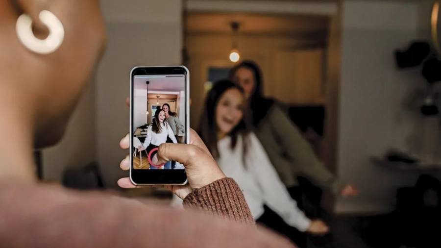 La exposición de niños en redes sociales, conocida como sharenting, conlleva graves riesgos de privacidad, seguridad y salud mental al crear una huella digital permanente sin consentimiento