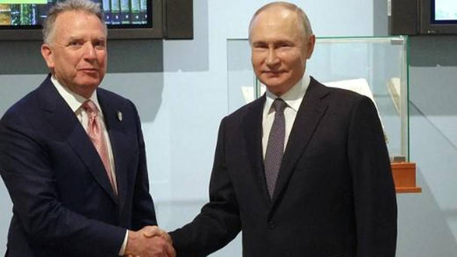 El portavoz del gobierno ruso, Dmitry Peskov, dijo a los periodistas que las conversaciones del martes continuarían “hasta que fuera necesario” y que solo un intérprete se uniría a Witkoff y Kushner en el lado estadounidense.