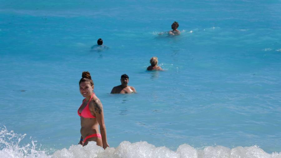 Turistas disfrutan de las playas en este día de Navidad en el caribe mexicano.