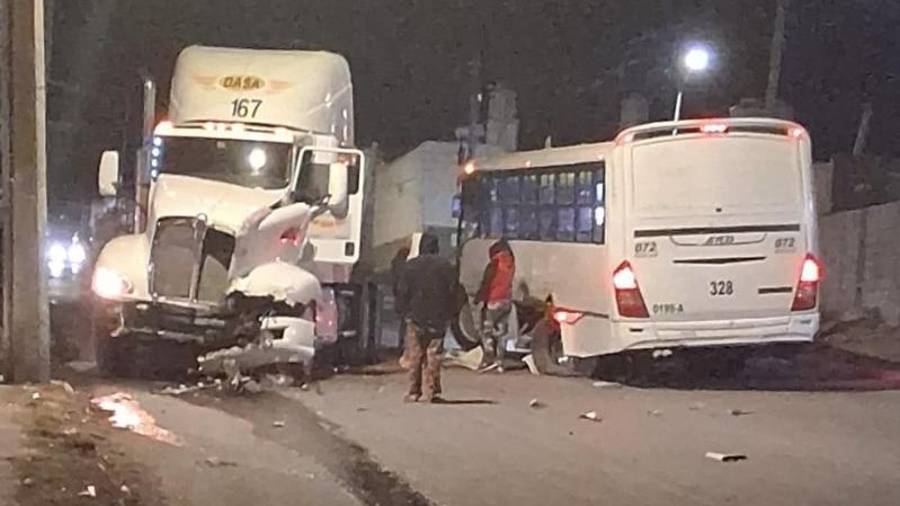 La combi de la ruta Loma Linda quedó con daños tras ser impactada por un tráiler en el bulevar Mezquite.