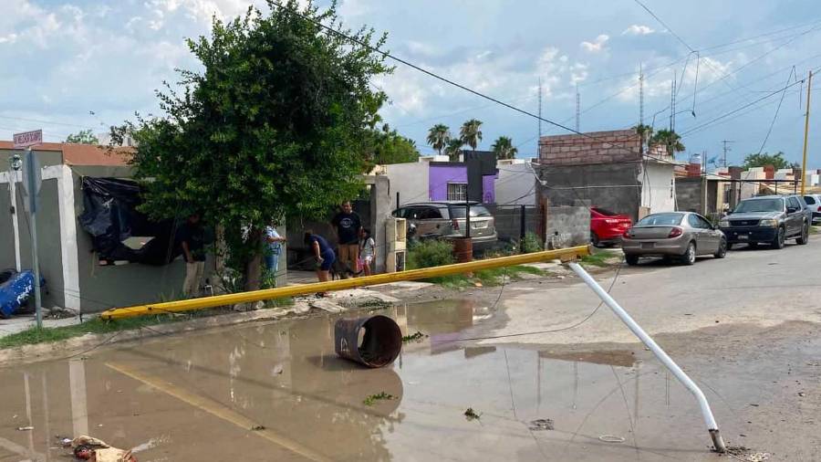 Protección Civil y Bomberos recorrieron distintas colonias de Sabinas después de la reciente tromba registrada; no se habían reportado personas heridas.