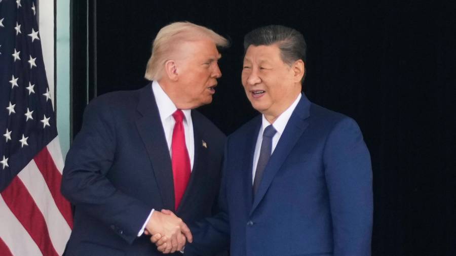 El presidente Donald Trump y el mandatario chino Xi Jinping se dan la mano tras su cumbre entre EU y China en el Aeropuerto Internacional de Gimhae Jinping en Busan, Corea del Sur, el 30 de octubre de 2025.