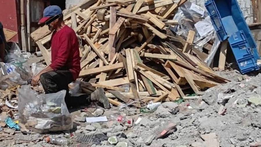 Elementos de la Policía Ambiental aseguraron al individuo cuando depositaba residuos de construcción sobre la calle Carmen Serdán, afectando el entorno urbano.