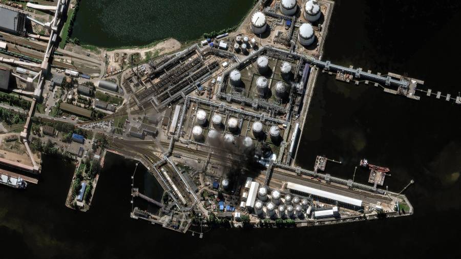 Esta imagen satelital proporcionada por Vantor muestra las consecuencias de los ataques con drones que, según los informes, tuvieron lugar en una terminal petrolera en San Petersburgo, Rusia, el 3 de junio de 2026.