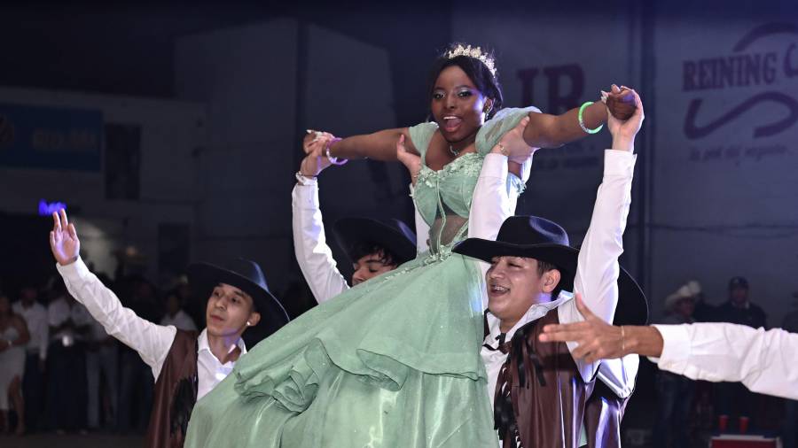 La viralidad en TikTok convirtió los XV de Steisy en un fenómeno social que atrajo a gente de la localidad y visitantes, incluso de ciudades cercanas como Monclova.