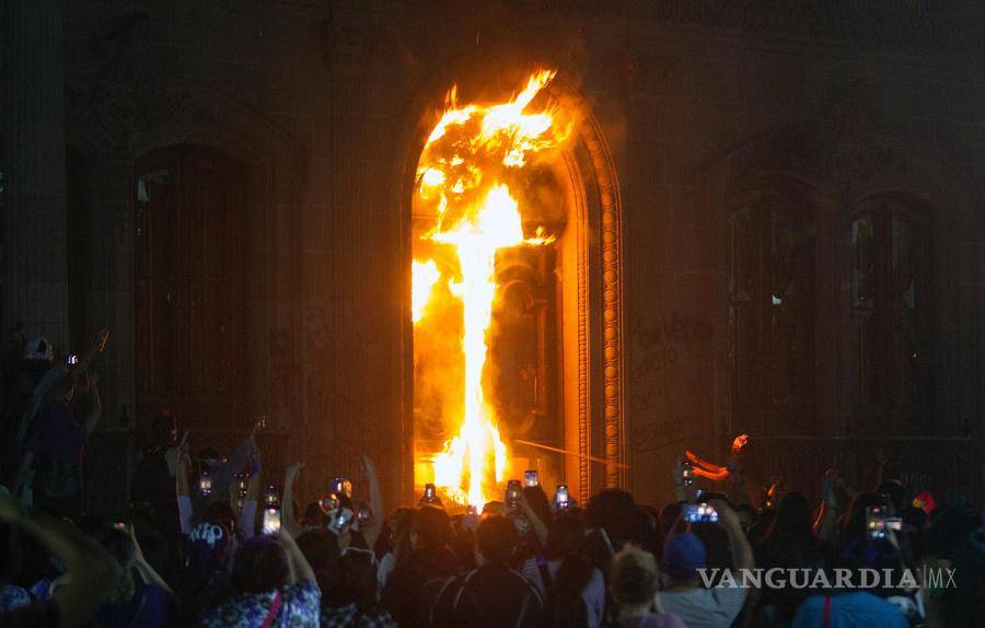 8M: Entre el dolor y la rabia con el grito de “Ni una más” miles de mujeres toman las calles en México (fotos)